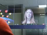透明OLED安装在玻璃上，可以进行视频通话。
